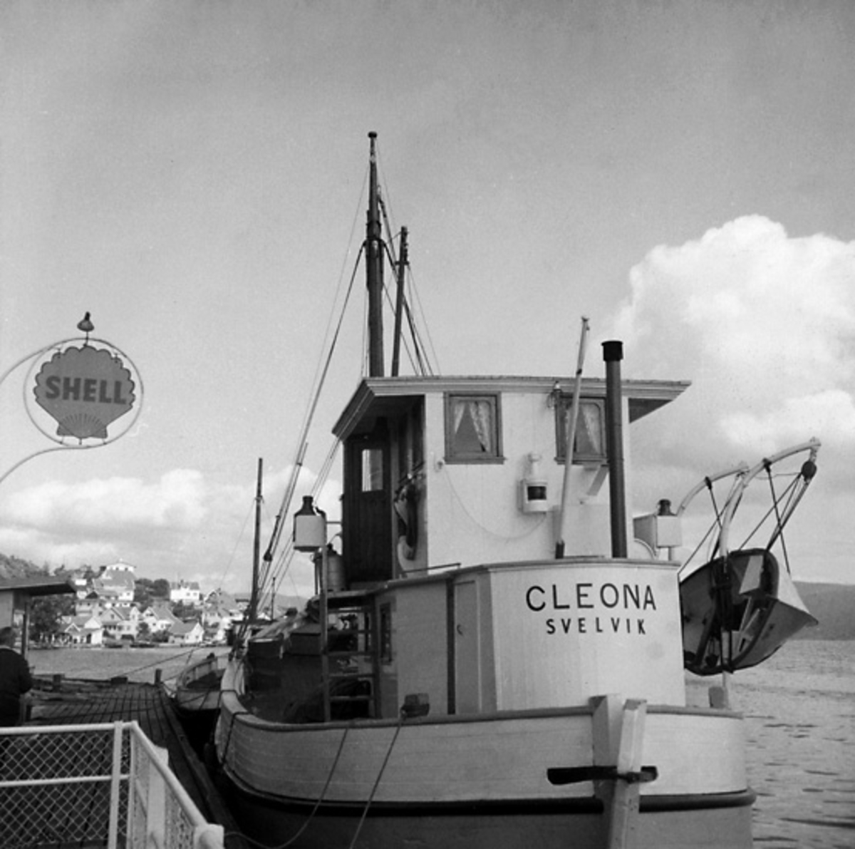 Skrivet på baksidan: M/jagt Cleona af Svelvik. Svelvik 8/8 1966. A. 3180.
Stämplat på baksidan: Henning Henningsen, museumsinspektör, dr. phil.