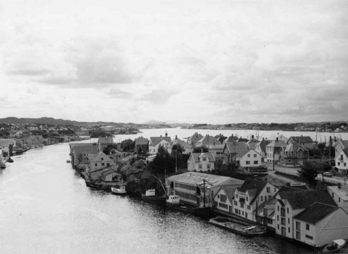 Skrivet på baksidan: Haugesund set mod syd mot Karmsund og KarmÃ¸y 19/8 1967
Fotograf: Henning Henningsen
Fotot taget: 1967-08-19