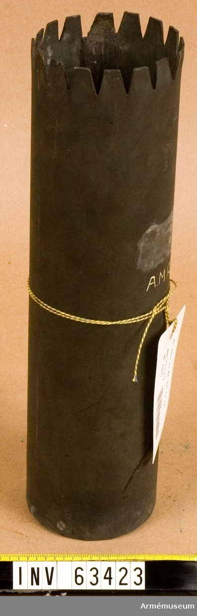 Grupp F II. 

Tom karteschdosa till försök med 8,3 cm kanon år 1878. Av zink med botten.