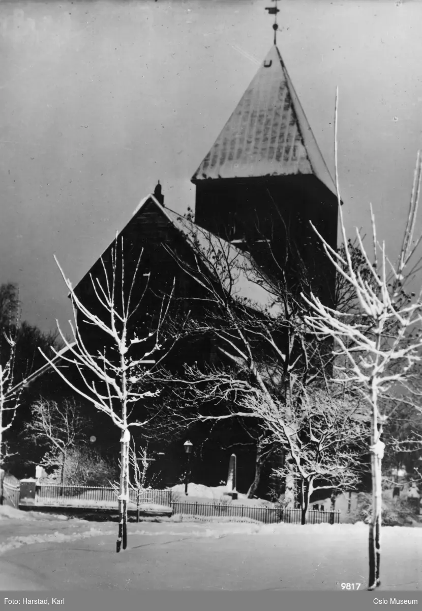 Gamle Aker kirke, snø, nattemørke