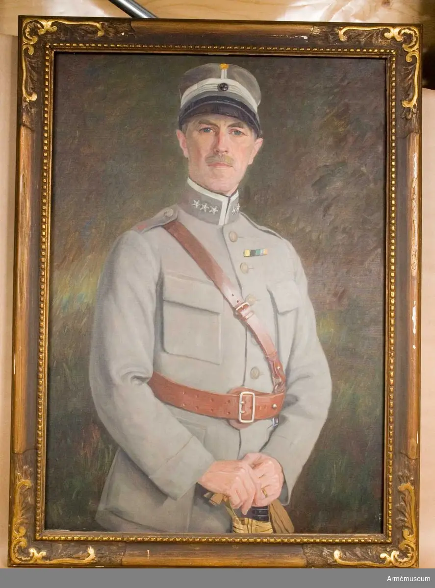 Grupp M I.
Porträtt utfört av okänd konstnär föreställande generalmajoren Gustav Lindström i översteuniform m/1923.