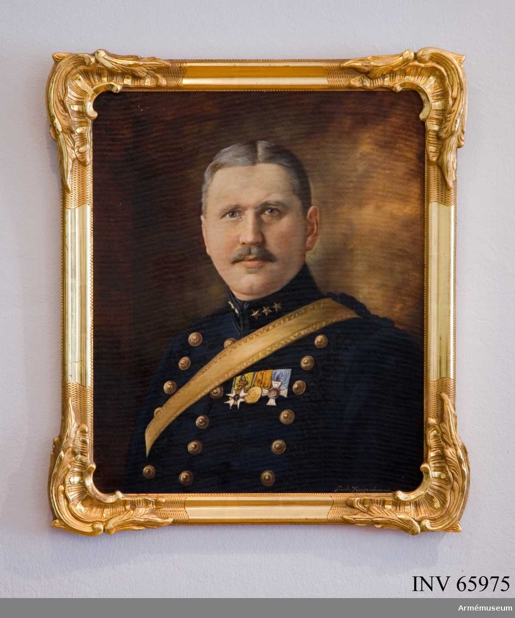 Grupp M I.
Målning signerad Gurli Kuylenstierna föreställande majoren Oswald Kuylenstierna (1865-1932). 
Samhörande guldram.