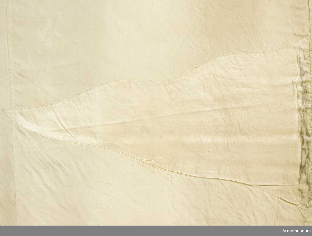 Duk:
Tillverkad av enkel vit sidenkypert med påsydda flammor i sidentaft, från hörnen röda och från sidornas mitt blå. Duken kantad med ett mönstervävt band. Fäst vid stången med en rad tennlickor (tättsittande)på ett vitt mönstervävt band.

Dekor:
I mitten broderad lika på båda sidor Västergötlands vapen, en oval sköld styckadfrån vänster, svart och gul och över båda fälten ett dubbelsvansat lejon, gult på det svarta, svart på det gula följd av två stjärnor i det svarta fältet. 

Skölden är krönt av en öppen krona i gult silke med rött ytter och innerfoder samt pärlor i silver. Under vapnet två korsade lagerkvistar i olika gröna silken, nedtill hopknutna med band i gult silke. 

Stång:
Tillverkad av blågrön målad furu. Holk av mässing. Saknar spets.
