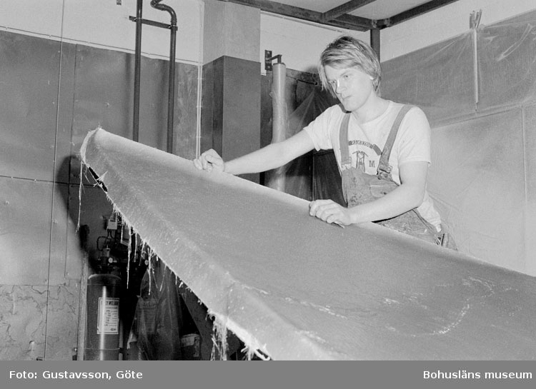 Motivbeskrivning: "Gullmarsvarvet AB, på bilden syns Arne Wejerborn, som arbetar med en båt av modellen Maxi 95."
Datum: 19801031