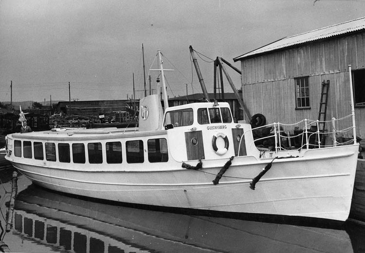 Passagerarbåten Gustafsberg med hemmahamn i Uddevalla.
I aktern till vänster står Gösta Svedung.
Uppgiftslämnare: Gunda Svedung, Vänersborg den 21 oktober 1996.