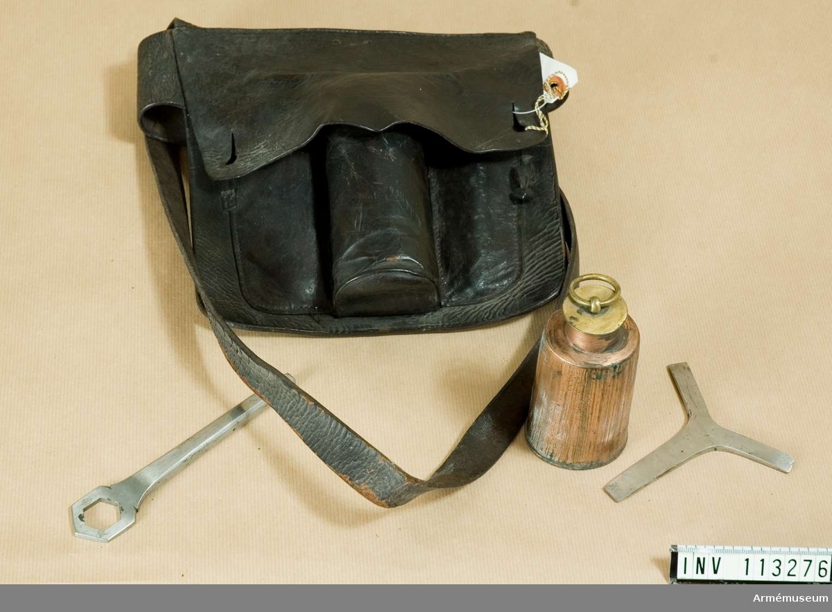 Grupp F:III.
Gehäng, av svart läder, tillhör utredningen för svenska raketkåren 1833-1845 innehållande: 1 st oljeflaska av koppar, 1 st. skruvmejsel, 1 st. skruvnyckel.