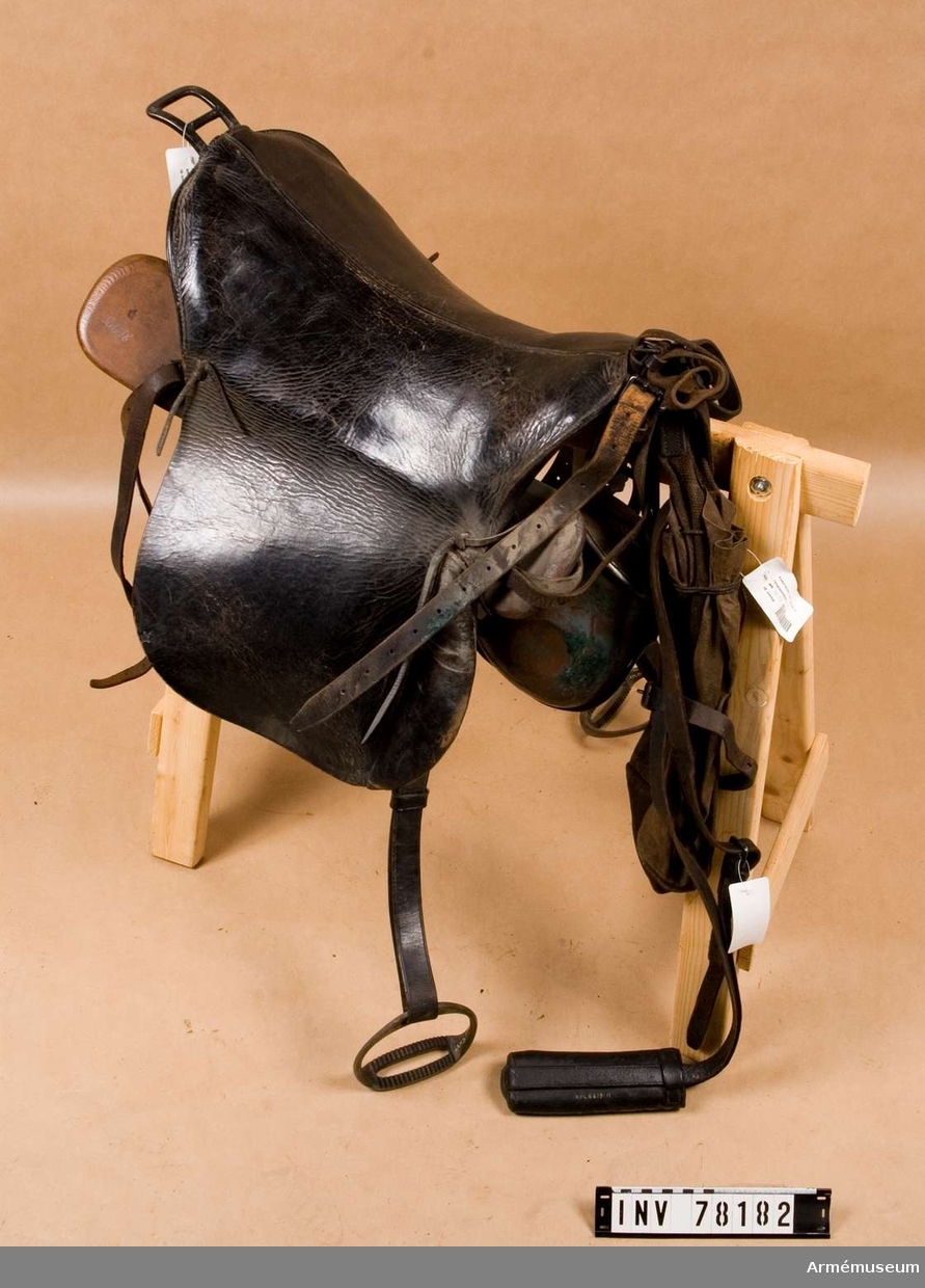Grupp K II. 
Sadel m/1867 med sitspruta av lärft, sadelöverdrag av läder, sadelgjord.