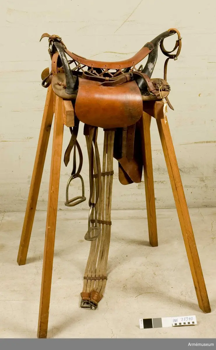 Grupp: K II. 
Sadel med sadelgjord till rid och anspannspersedlar, för en stånghäst vid tyskt fältart. 1901.