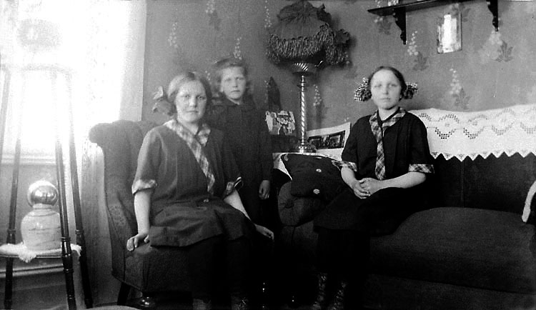 Systrarna Gunborg, Gunnel och Gladys Rodin i Slävik