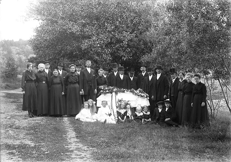 Enligt noteringar: "9 juli 1917. Johan Olssons, Hamnen, begravning. Kistan fotograferad vid hemmet före avfärd till kyrkan." (BJ)