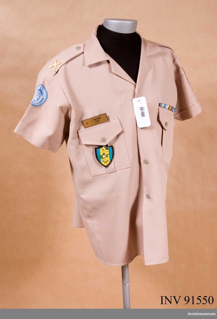 Uniform bestående av: Byxa, kortärmad skjorta ,blå halsduk,skärp,ägiljett med pansar märke på, namnbricka: T NILSSON 2COY, HÄNGBRICKA:UN SWEDCON,2 Coy,80/81,77C, ribba med en 2 på. tygmärken: UNITED NATION och SVERIGE.