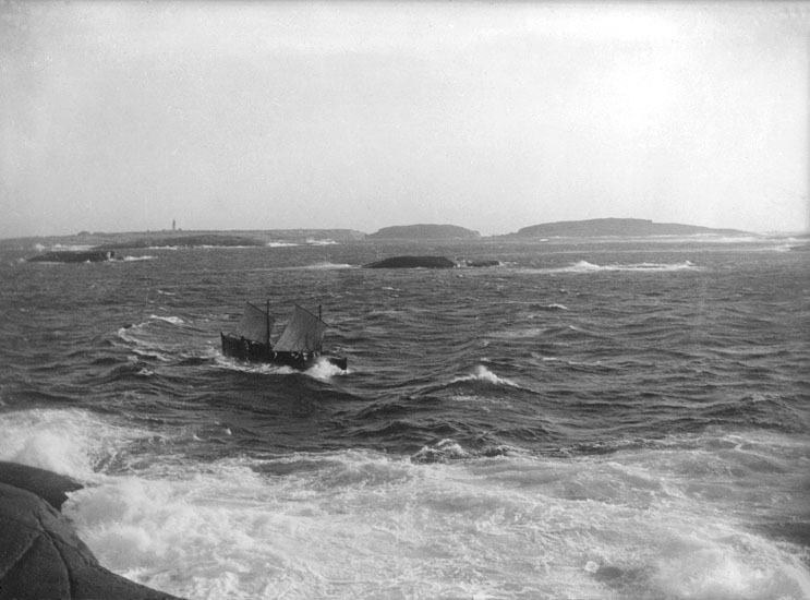 Smögens livräddningsbåt passerar Kleven 1921
