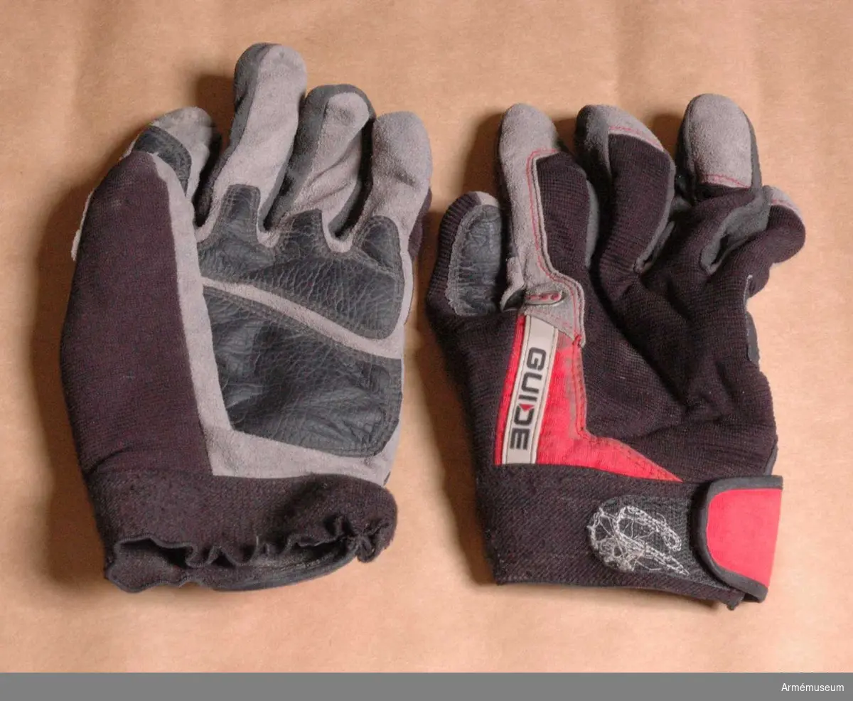 Tillverkade i trikå, mocka och skinn.
Av märket "Guide", märkta "winter".
Höger handske av storlek 10 och vänster av storlek 11.
Ligger i väska numer två från höger i kroppsskyddet (AM.096007).