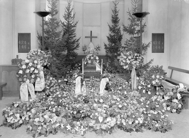 Uppgift enligt fotografen: "Uddevalla. Brandmannens begravning i kyrkan."