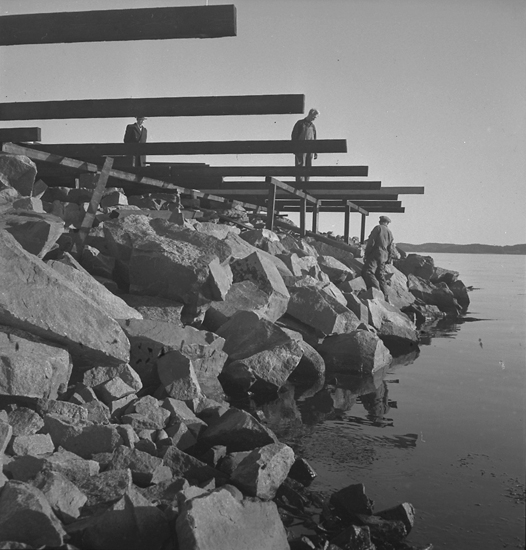 Text till bilden: "Paddlarklubben Delfinens kanothusbygge. 1948.11.07"












i