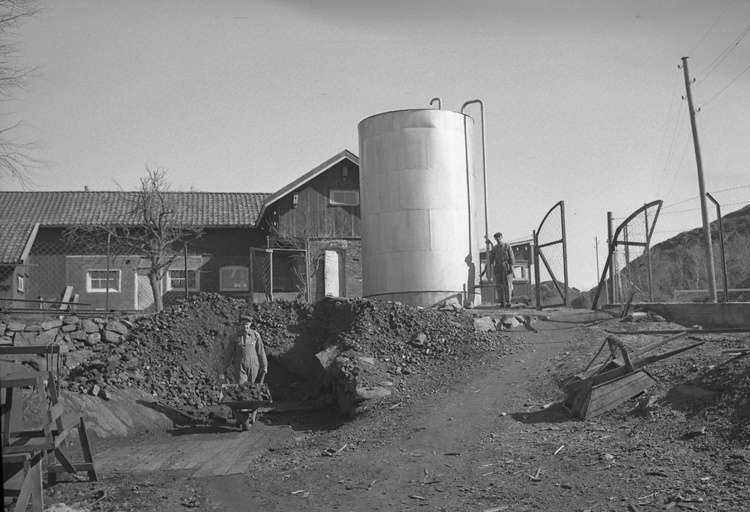 Text till bilden : "Westkustens Olje & Guanofabrik. Oxevik. 1949.04.04"
