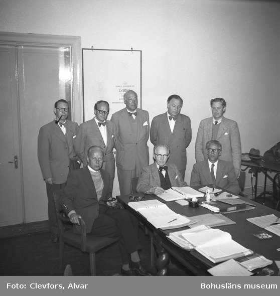 Text till bilden: "Televisions-utredningens sammanträde i Rådhuset, Lysekil. 1954.07.09"