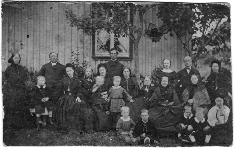 Familjefoto framför Mollénska villan i Lysekil omkring 1868