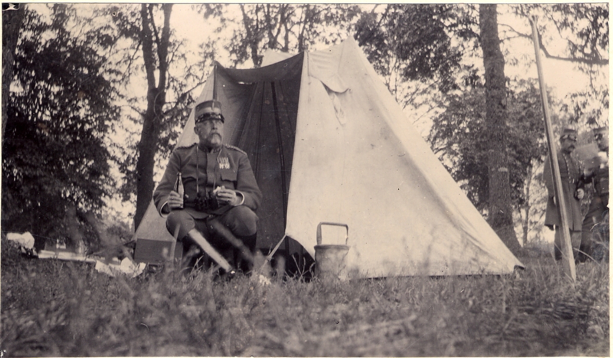 Fortifikationens kårchef Stedt äter lunch ute i det fria vid Rosersberg 1902.