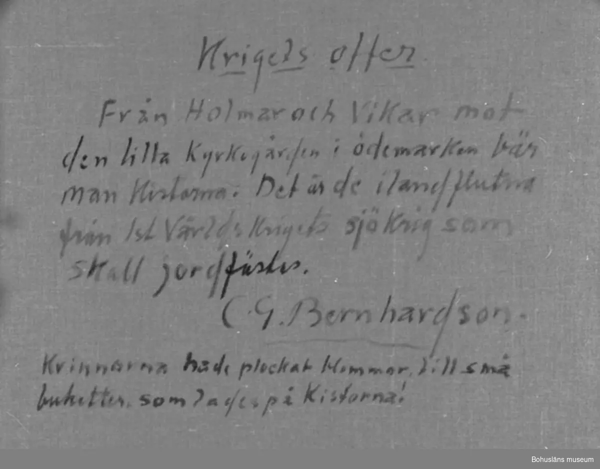Baksidestext:
"Krigets offer.
Från Holmar och Vikar mot den lilla Kyrkogården i ödemark bär man Kistorna. Det är de ilandflutna från 1st VärldsKrigets sjökrig som skall jordfästas.
C.G. Bernhardson.
Kvinnorna hade plockat blommor, till små buketter, som lades på Kistorna!"

Litt.: Bernhardson, C.G.: Bohuslän - från Wämmer och Kräppe, Uddevalla, 1985, s.17. Saknar titel i boken. "Året var 1916, ilandflutna bärs till den sista vilan."

Ordförklaring: Skagerrakslaget eller Jutland-slaget var ett sjöslag under första världskriget mellan de brittiska och tyska flottorna den 31 maj - 1 juni 1916. Slaget var ett av sjökrigshistoriens största med 250 fartyg och 100 000 man inblandade.  Britterna förlorade 6 097 man och tyskarna förlorade 2 551 man. Vrakdelar och många döda engelska och tyska sjömän flöt iland utefter Bohuskusten flera månader efter denna händelse.  I Bohuslän finns flera begravningsplatser där dessa soldater ligger begravda. Denna målning avser möjligen begravningsplatsen på Vedholmen intill Käringön eller Stora Risholmen, norr om Gullholmen, Orust kommun.

Övrig historik; se CGB001.