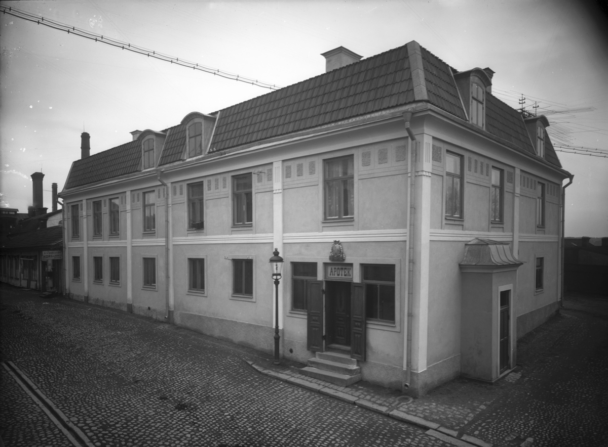 Apoteket, efter ombyggnation, Kungsgatan 13, Enköping, vy från väster, troligen 1910-talet