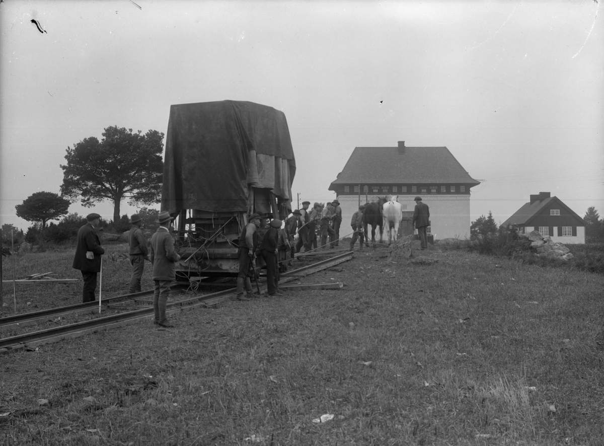 Transport av transformator till Enköpings kraftstation, 1915. Vy från nuvarande Kabelgatan, Enköping, mot väster.