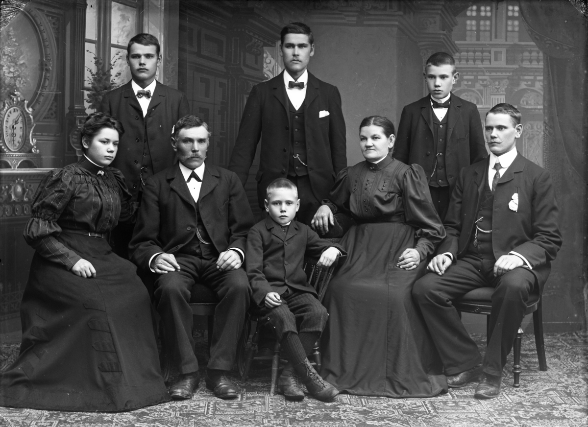 Torpare Karl August Grahn (1852-1923) med familj, 1906. Paret och de två yngsta barnen vid tiden bosatta i Fyrtorp, Haga, Svinnegarns socken, Uppland.