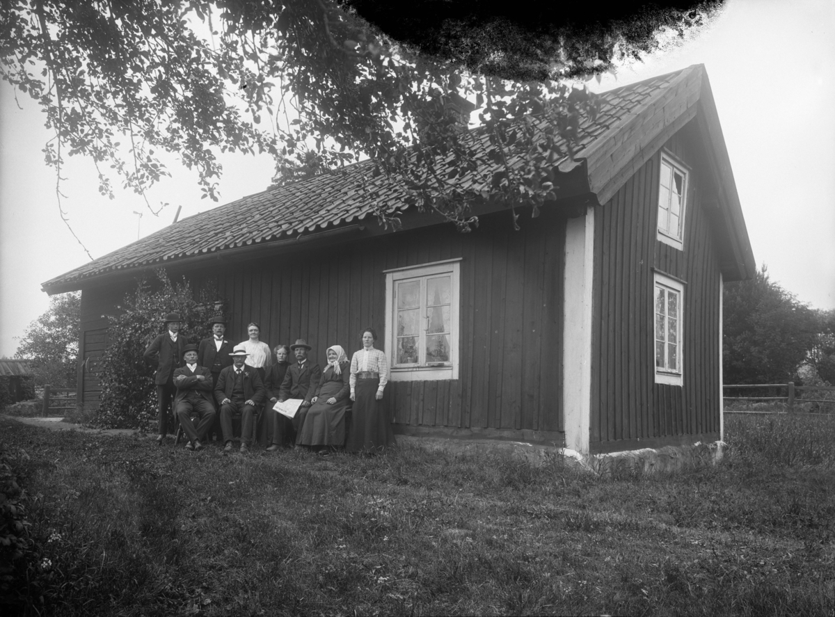 F. d. grenadjär Lars Peter Engstedt (1856-1945) med familj, Ängesta, Tortuna socken, Västmanland, 24 juni 1911