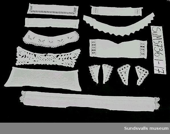 SuM 5736:1-17 sjutton stycken vita kragar i linne, bomull, siden och syntetmaterial dekorerade med spetsar och olika broderitekniker.