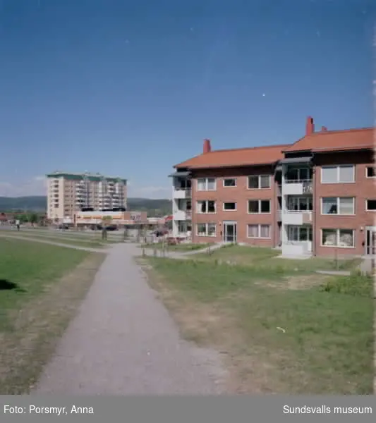 Dokumentation av Mitthems renovering, Kvarteret Vetet. Bild på bostadsområdet på Hårdvallsgatan samt människor som spelar boule.