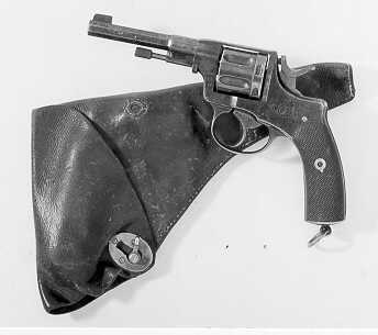 Revolver av modell 1887 för lantbrevbärare.
Modellentillverkades av Nagant, Liege i Belgien fram till 1895 och
därefterav Husqvarna Vapenfabrik där tillverkningen upphörde år 1907.
Nagantskonstruktion är avsedd för 6 st centralantändningspatroner med
enkaliber av 7,5 mm (7,5 Suedois). Revolvern är försedd med s
kdubbelspänning, den kan alltså avfyras enbart med avtryckaren
ellergenom att först spänna hanen. Revolvern togs ut så sent som
underandra världskriget till värdetransporter. Slagstiftet
avkortat,fungerar ej. Posthorn inristat på kolven. På kolven,
undertill,sitter en metallögla.