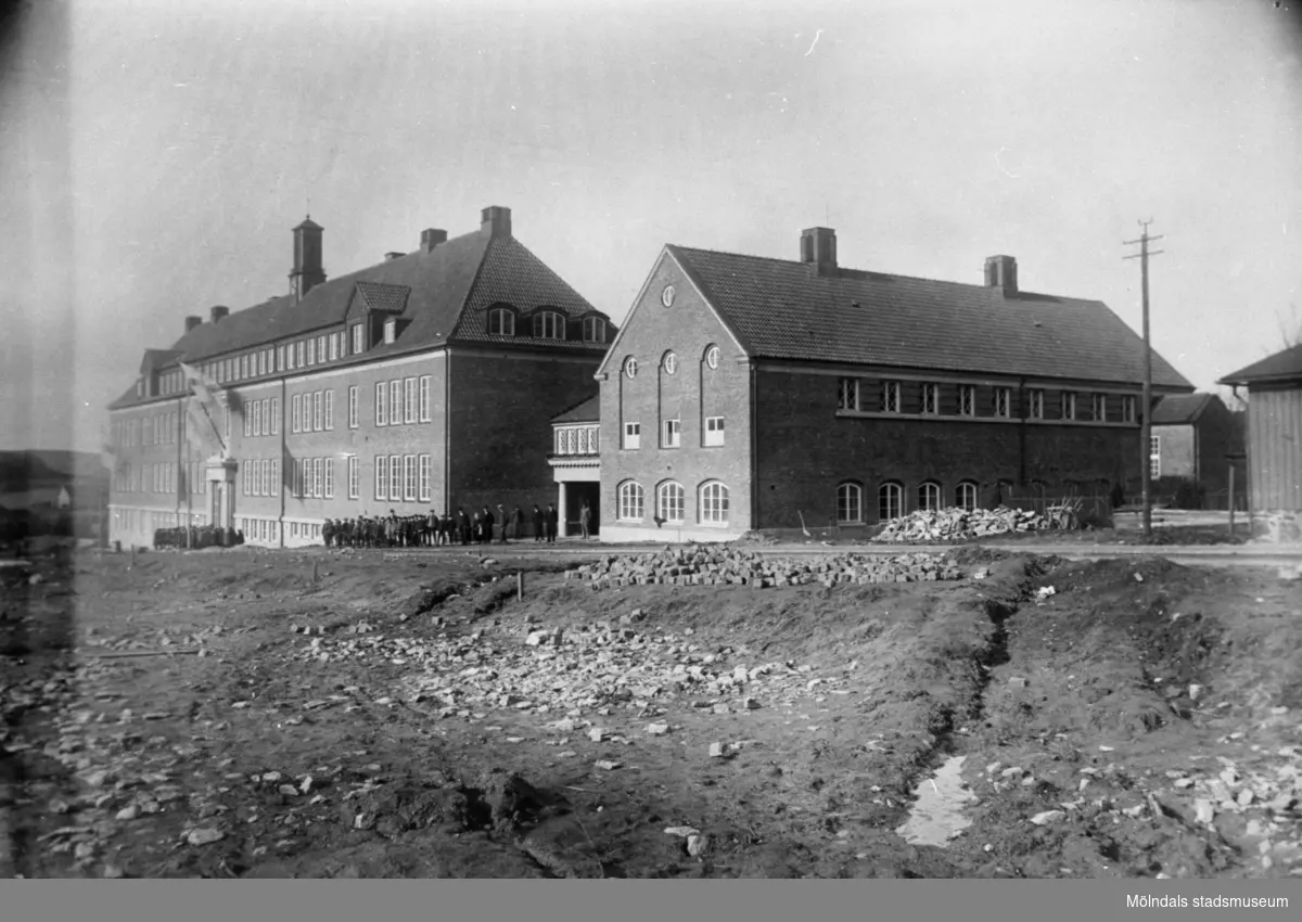 Centralskolan före 1950. Efter 1950 bytte den namn till Kvarnbyskolan. 
Bygget av den nyare Kvarnbygatan pågår framför.
Relaterat motiv: 1995_0828.