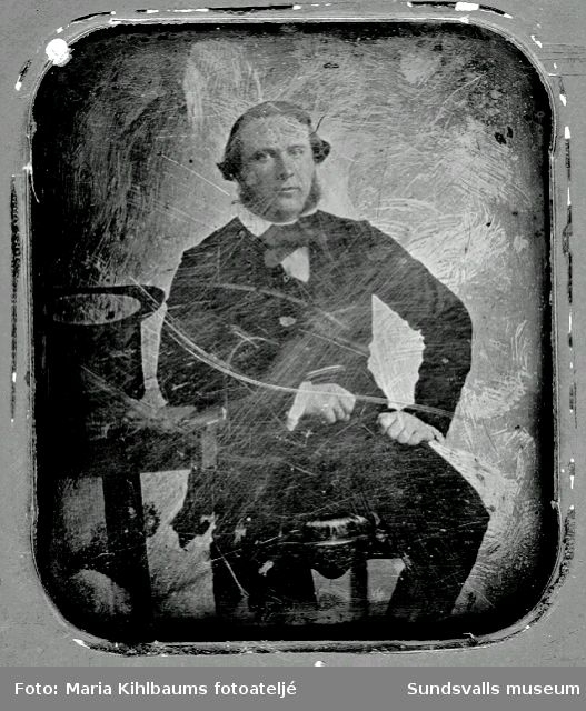 Porträtt av Maria Kihlbaums far Carl August Kihlbaum (1830-1884). Köpman och diligensägare från Mariestad. Bilden tagen med Daguerrotypi-teknik, en av de tidigaste kommersiella fotografiteknikerna. Bilden finns bara i ett ex. och är framställt av oxidlager på försilvrad kopparplåt.