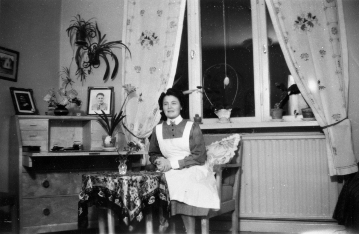 Vårdarinnan Karin Hasselberg i sitt rum på Stretereds skolhem, 1930- till 40-talet.