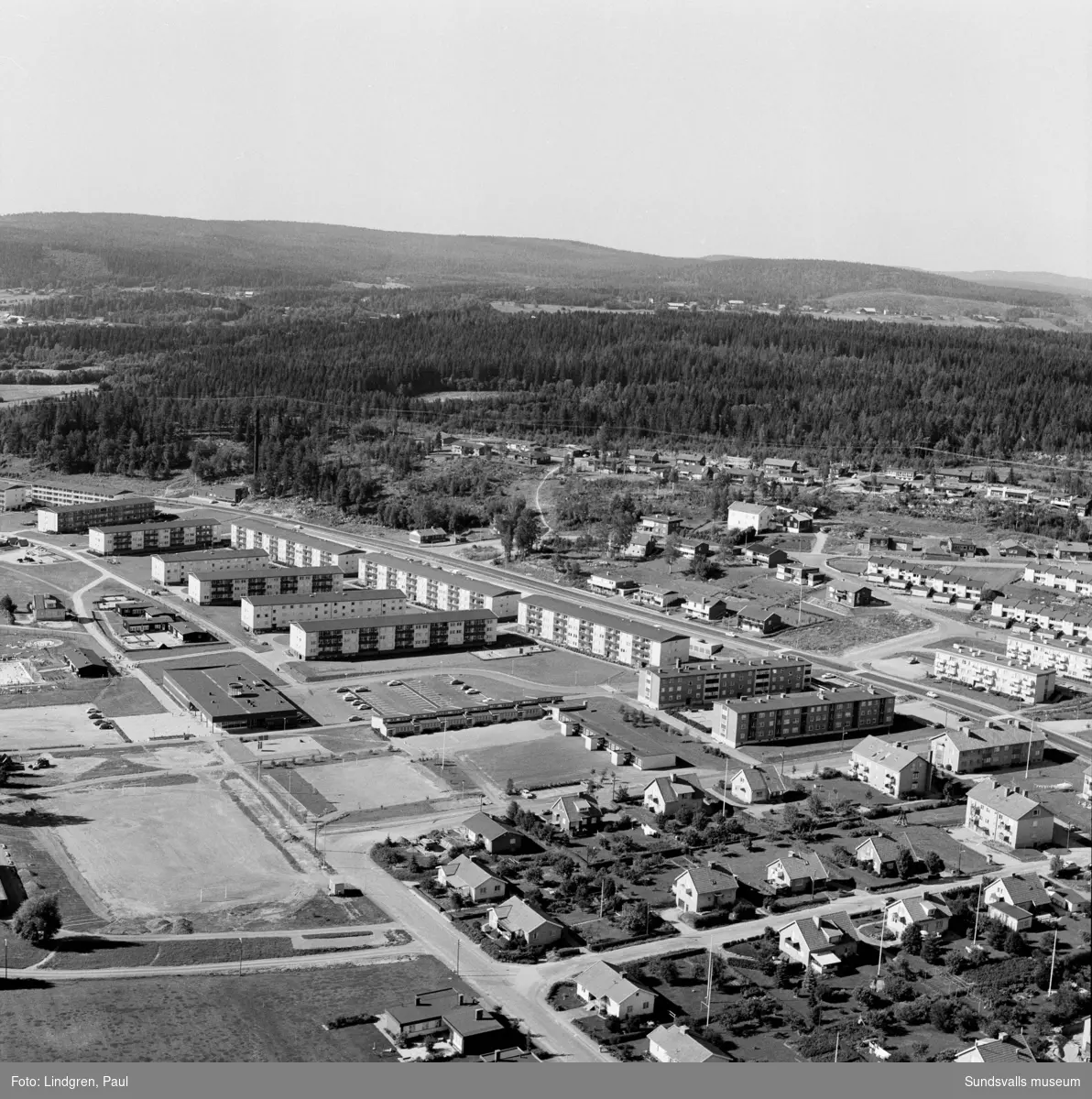 Flygfotografier över bebyggelsen i Granlo, 1970. Punkthusen vid Västra ...