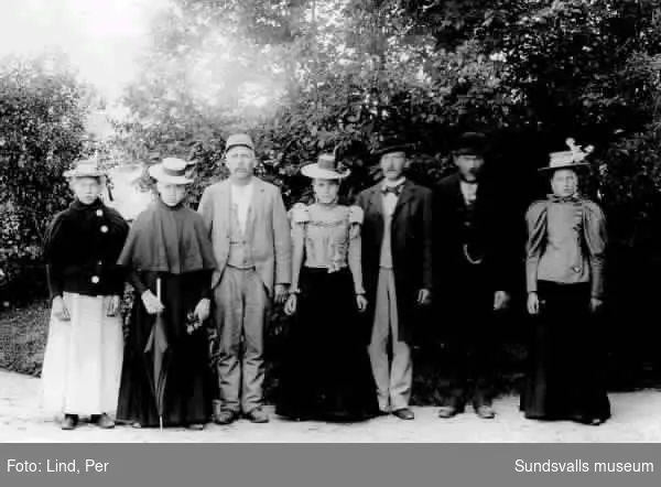 Alby 1898. Gruppbild med sju personer varav fyra är kvinnor och tre är män.