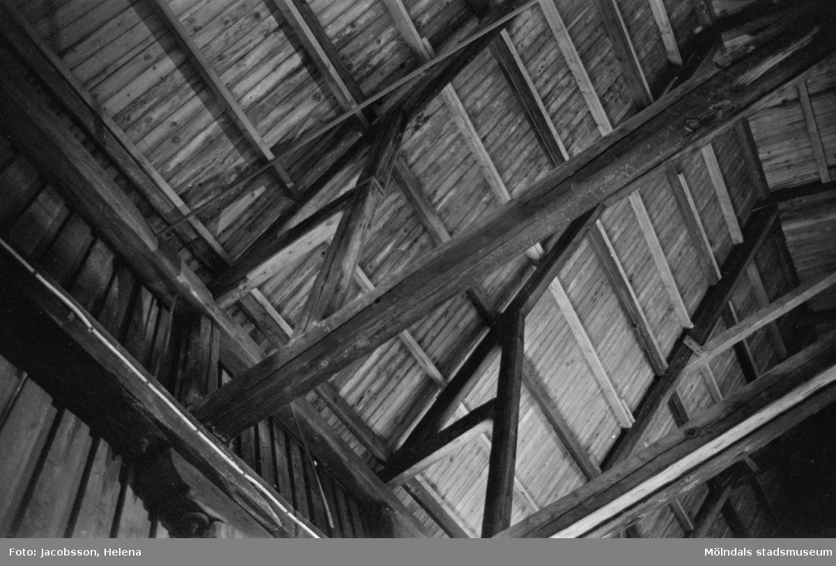Kvarnfallet 22-23 i Mölndals Kvarnby. Interiör från gammal magasinsbyggnad. Takkonstruktion i trä, takstolar, stöttor etc. Byggnadsdetalj.