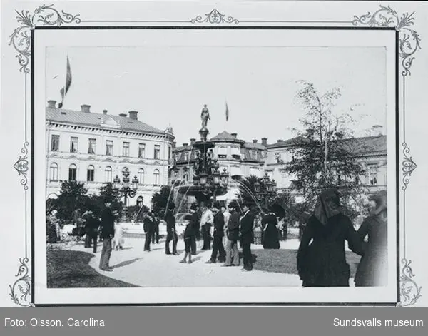 Folksamling i Vängåvan. Bilden är tagen före branden 1888.