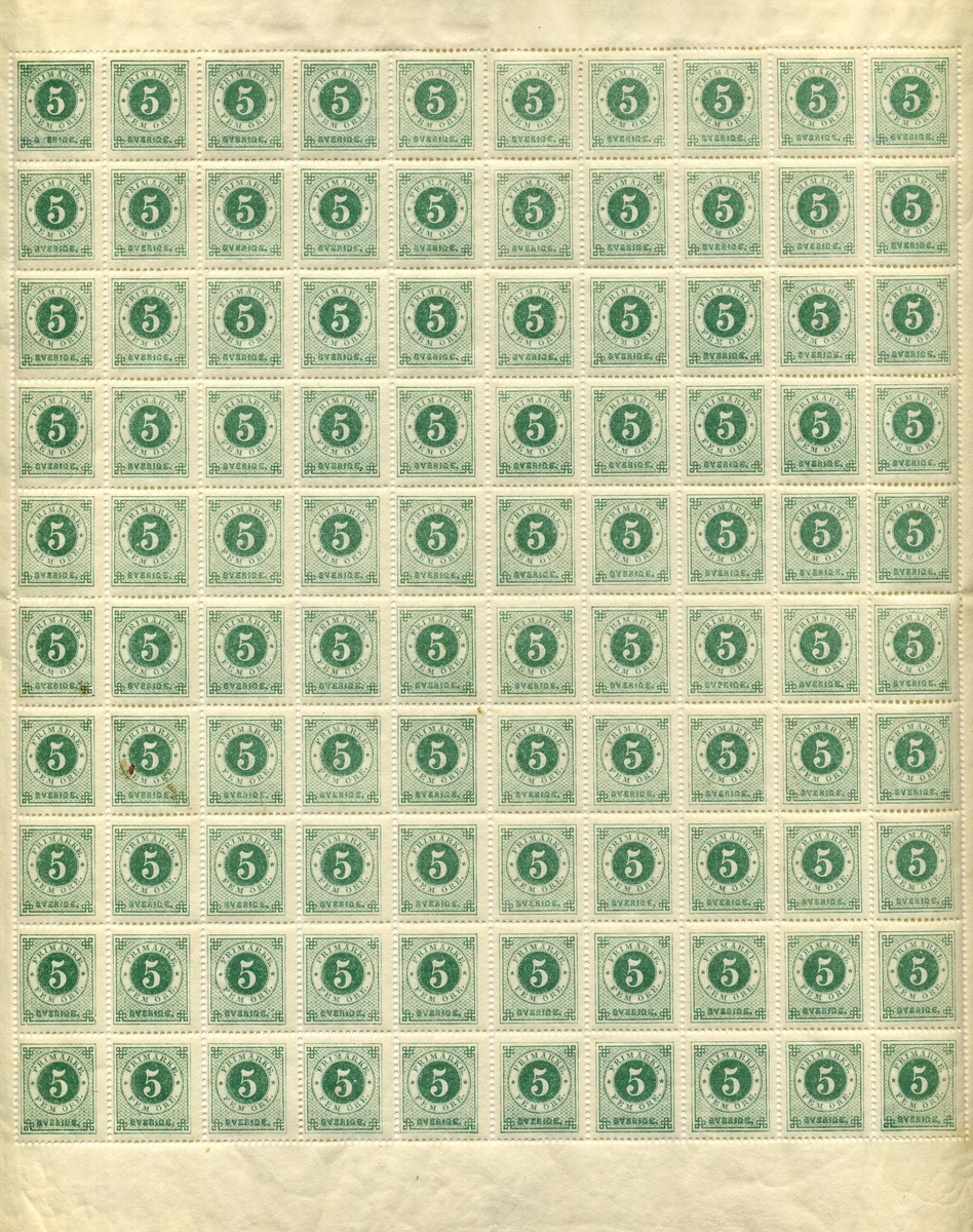Helark bestående av 100 frimärken i valören 5 öre. Frimärket är grönt till mörkgrönt till, med en stående rektangulär ram och dubbla cirklar i mitten, där siffran 5 i vitt är placerad i den inre cirkeln med mörkgrön bakgrund. I den yttre cirkeln med vit bakgrund står med grön text: Frimärke, fem Öre. Längst ner texten: Sverige.