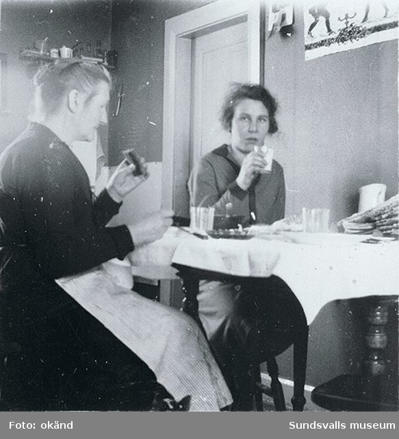 Fru Olsson(svärmor) och Märit i Fåker, Jämtland.