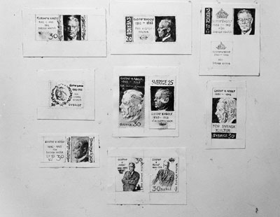 Frimärksförlagor till frimärket Gustaf VI Adolfs 80 år, utgivet 10/11 1962. Gustaf VI Adolf (1882 - 1973). Förslagsteckningar utförda av David Tägström. (I Postmusei samlingar). Foton 17/11 1962.