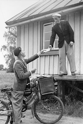 Lantbrevbärare Per-Henrik Svensson åkande på lättviktsmotorcykel, i Urshult, augusti 1946. Han körde post mellan
Vemboö - Sirkön - Urshult.