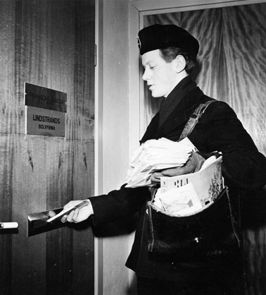Brevbärare Sven-Åke Pettersson, postkontoret Linköping 1,
under brevbäringstur. 1952.