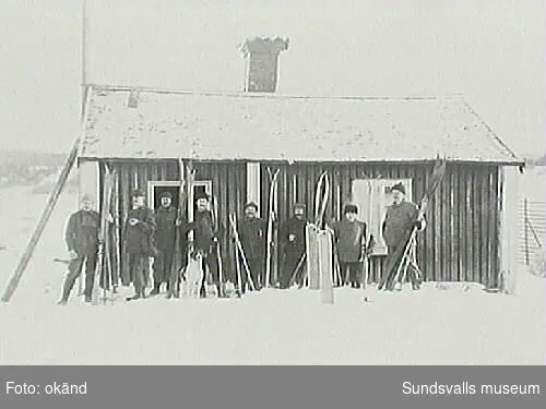 Skidåkare vid Klisstugan, Allsta. Förmodligenföre köpet 1919.
