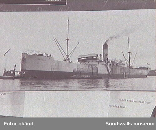 Atlantångaren Africanic och bogserbåten Klampis, vilken förmodligen bogserat en pråm till Africanic från Klampenborg till Svartvik.