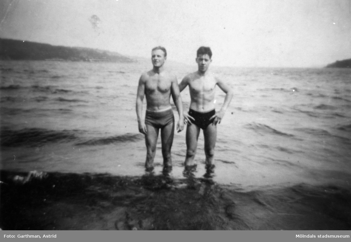 Två badkillar står i sjön Lygnern. Från vänster Helmer Garthman och Gösta Gunnarsson. Sent 1930-tal.