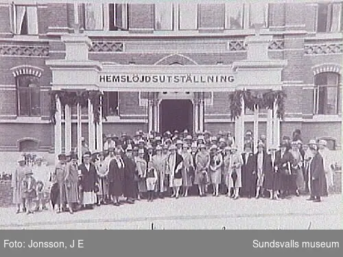 "Husmoderns dag Den 16 juli 1928 å Sundsvalls Utställning". Hemslöjdsutställning ägde rum i flickskolan.