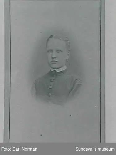 Hedvig Vidmark (farmor) senare gift med OlofNorberg (farfar). Hon var från Jämtland, men fotot är taget i Norrtälje, där hon var och "badade brunn" innan hon gifte sig. Hon varliten till växten, men fick 8 barn eu/ Olof Norberg,Hsd