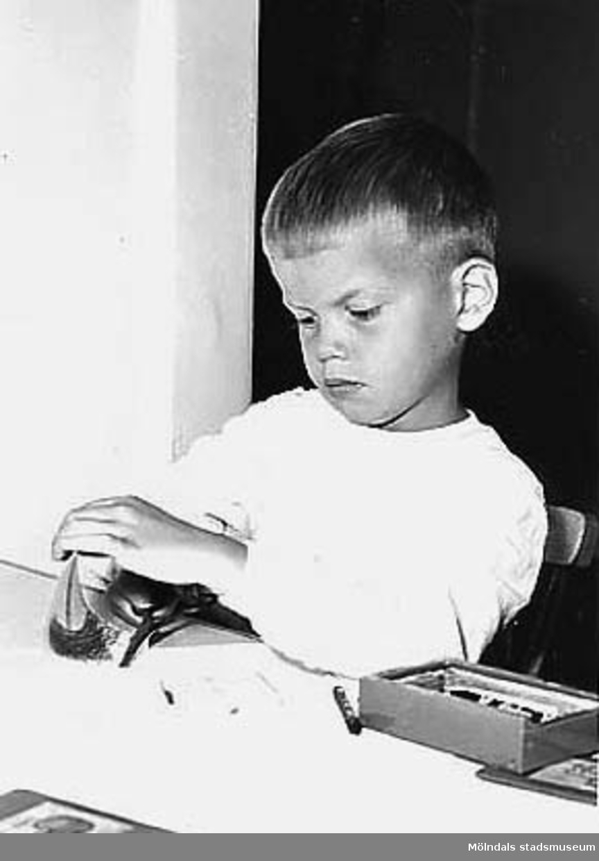 En pojke som pysslar vid Holtermanska daghemmet 1953.