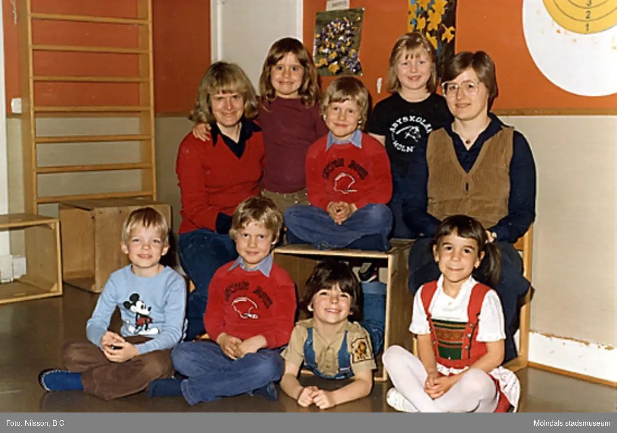 En grupp barn och två fröknar. Holtermanska daghemmet juni 1973.